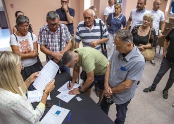 Slobodna Dalmacija – Župan Blaženko Boban uručio preko 200 ugovora za ugradnju solarnih panela na obiteljske kuće diljem županije