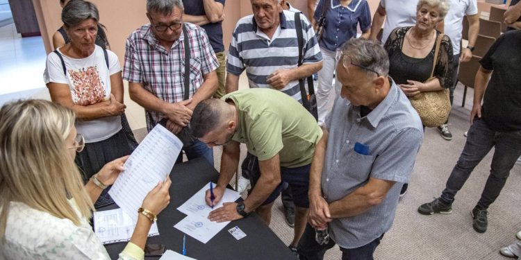 Slobodna Dalmacija – Župan Blaženko Boban uručio preko 200 ugovora za ugradnju solarnih panela na obiteljske kuće diljem županije