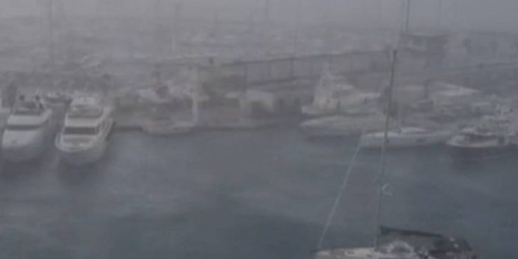 Split pogodilo snažno nevrijeme: "Nebo se zatamnilo, na grad se spustio zid kiše i olujnog vjetra"