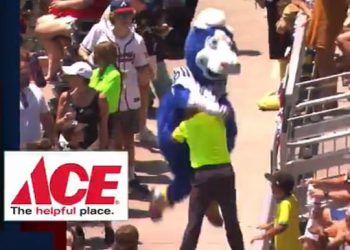 Snimke Indianapolis Colts Mascot Blue ‘Assaulting’ Sightar čuvar postaje viralne jer su navijači ostali zapanjeni
