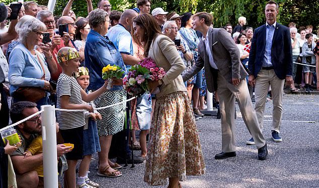 Šokantni trenutak Kraljica Marija se boli od boli i započinje šepati prije nego što je požuri u zatvorenom prostoru – rezanje kratkog službenog izgleda u Danskoj