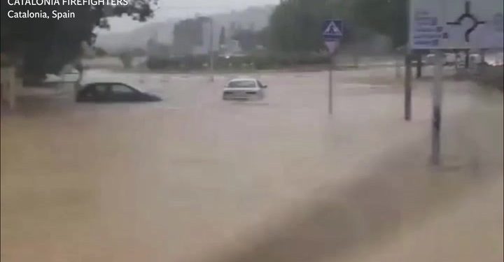Španjolska se bori s jakim poplavama dok su automobili potopljeni, a ceste se okreću rijekama | Vijesti