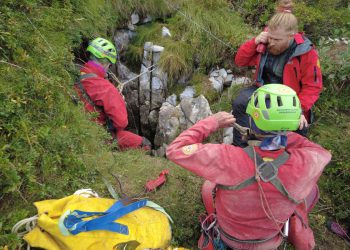 Špilja Explorer zarobljena nakon što su ga pogodile pale stijene 130 stopa pod zemljom