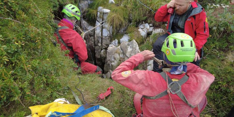 Špilja Explorer zarobljena nakon što su ga pogodile pale stijene 130 stopa pod zemljom
