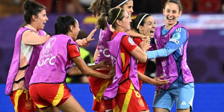 Sportske novosti – Dvije dominantne sile ženskog nogometa u borbi za prestižni naslov. Rekord posjećenosti je već srušen