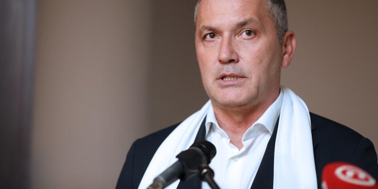 Sportske novosti – HNS je zabio autogol! Sve izgleda kao da netko podvaljuje Kustiću, jedna je stvar u čitavoj priči apsurdna