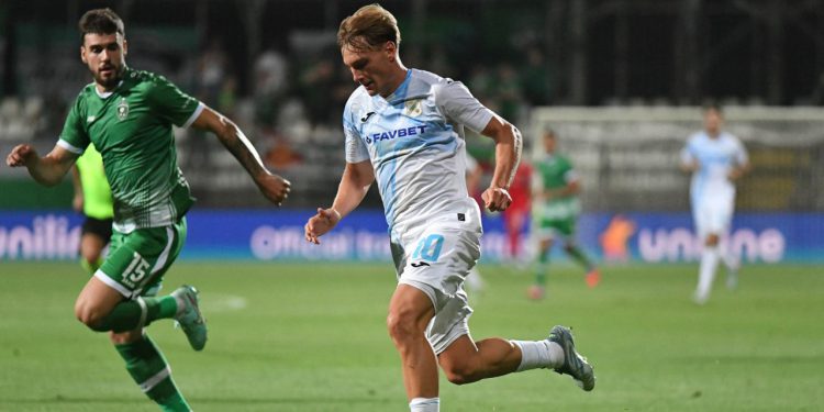 Sportske novosti – Iritira me kad gledam to kod Tonija Fruka. Nije potrebno da to igra, on bi trebao oplemeniti Rijeku