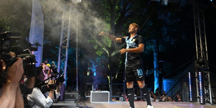 Sportske novosti – Pogledajte kako je Rijeka prepunom Nugentovom parku na Trsatu predstavila nove dresove