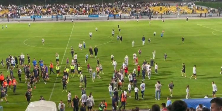 Sportske novosti – VIDEO Livaja i društvo ‘opkoljeni’: Totalna ludnica u Posušju, čitava sila navijača krenula ‘u lov’ na svoje idole