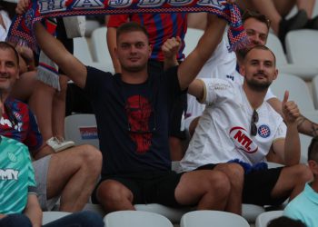Sportske novosti – VIDEO/FOTO Uzavrela atmosfera: Rebić i Rakitić zagrljeni ušli na Poljud i oduševili navijače