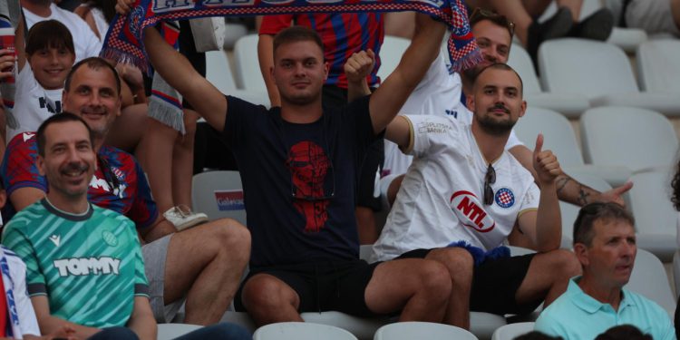 Sportske novosti – VIDEO/FOTO Uzavrela atmosfera: Rebić i Rakitić zagrljeni ušli na Poljud i oduševili navijače