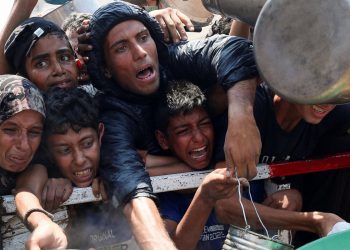 Starmer kaže da je u Velikoj Britaniji Airdrop pomoć u Gazu – ali UN upozorava da “mogu ubiti izgladnjele civile”