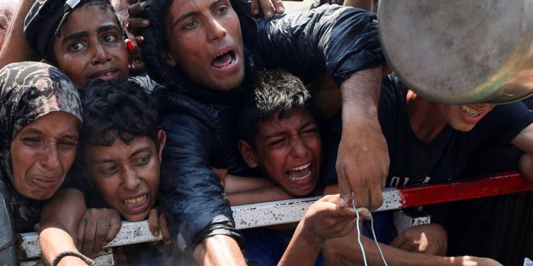 Starmer kaže da je u Velikoj Britaniji Airdrop pomoć u Gazu – ali UN upozorava da “mogu ubiti izgladnjele civile”