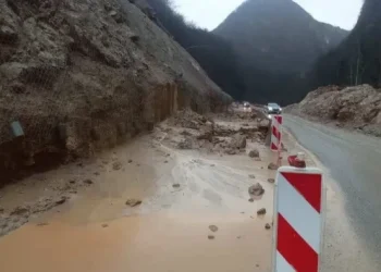 Stijena kod Foče pala na auto, suvozač poginuo, vozač teško ozlijeđen