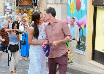 Stingova kći Fuchsia Kate Sumner vizija je u haljini za mladenke dok ljubi svog mladoženja tijekom ekstravagantnog prije vjenčanja ulice s talijanskim maršing bendom na Siciliji