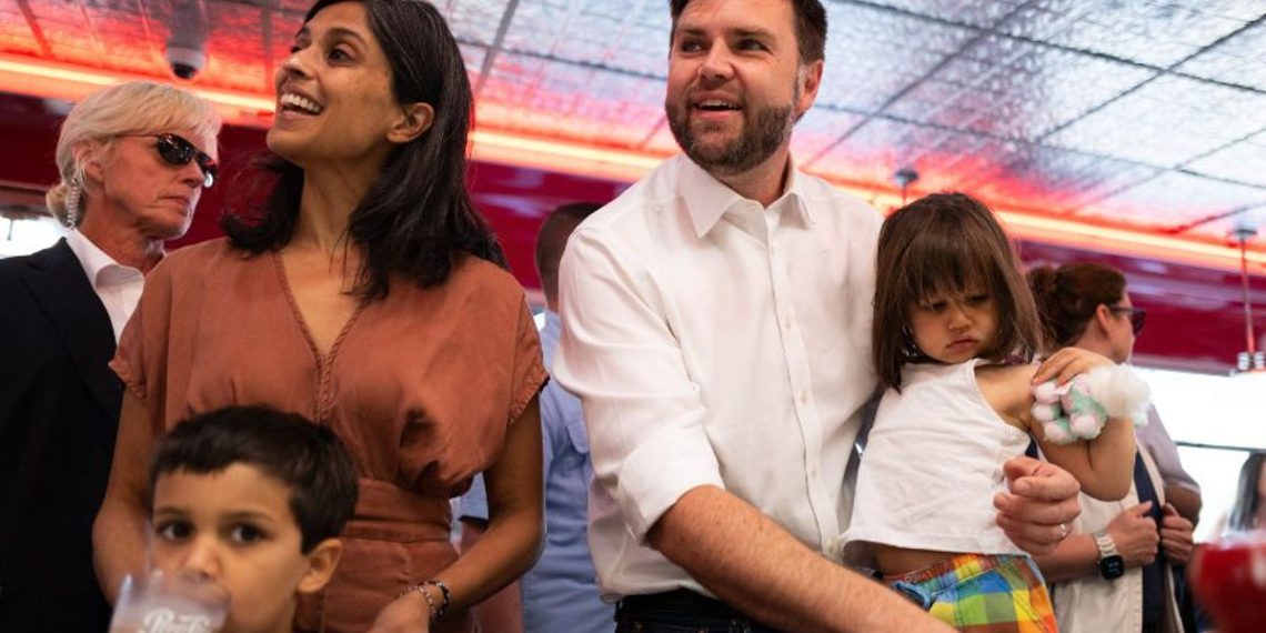 Stotine su se ispostavile da prosvjeduju za obiteljski odmor JD Vancea u Disneylandu. Sutradan se park ugasio vožnja za svoj posjet