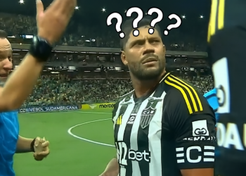 Sudac se smije i šali se s Hulkom, a zatim ga upozorava