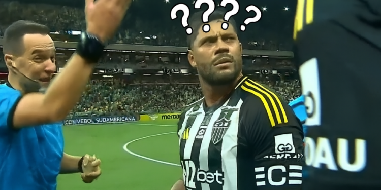 Sudac se smije i šali se s Hulkom, a zatim ga upozorava