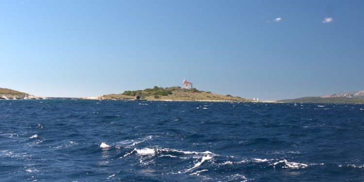 Sunčanije vrijeme uz umjerenu i na otocima jaku buru pa maestral