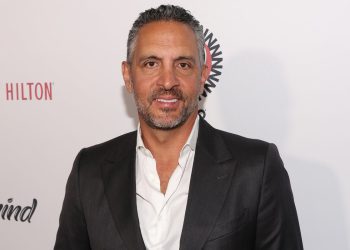 Suprug stvarnih domaćica i slavnih nekretnina dostavlja tužbu protiv povjerenja zbog popisa nekretnina