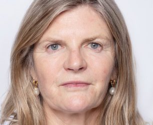 Susannah Constantine (63) otkrila je svoju nevjerojatnu transformaciju kože dok je u 17 godina prolazila svoj prvi ‘ugađanje’ – desetljeće nakon što je trezvena trezvena