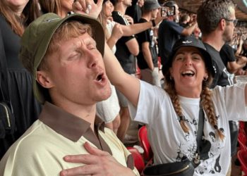 Suspendirani glumac EastEnders Jamie Borthwick sudjeluje na koncertu Oasis na Wembleyju sa zvijezdama kao ofenzivni Slur skandal