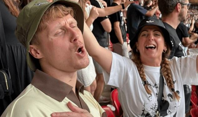 Suspendirani glumac EastEnders Jamie Borthwick sudjeluje na koncertu Oasis na Wembleyju sa zvijezdama kao ofenzivni Slur skandal