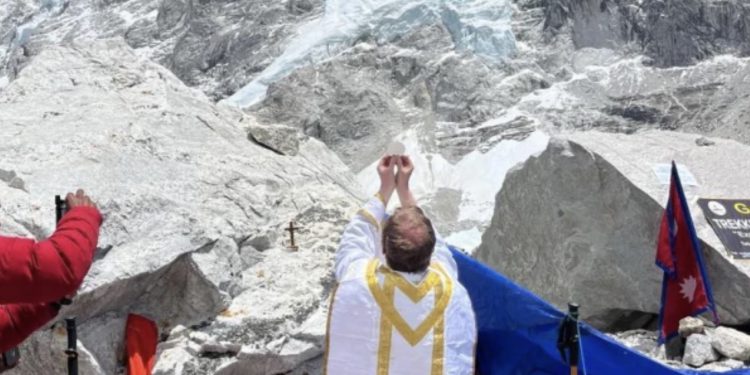 Svećenik održao misu na krovu svijeta: ‘Nebo se ponovno spustilo na Zemlju’