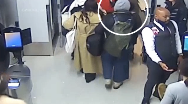 Dali je odletjela natrag u SAD nakon što je otkriveno da se upustila u let za Europu