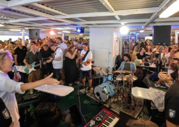 Svi uglas pjevaju Olivera: Pogledajte atmosferu s raspjevanog trajekta koji je krenuo za Vela Luku