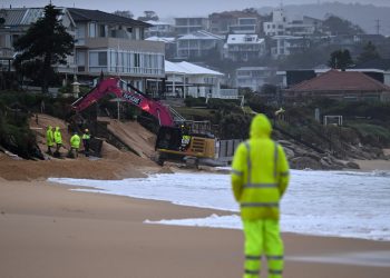 Sydney Bomb Cyclone Live: Putni haos nastavlja se nakon što jaki vjetrovi ostave tisuće bez struje