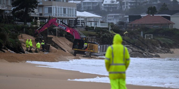 Sydney Bomb Cyclone Live: Putni haos nastavlja se nakon što jaki vjetrovi ostave tisuće bez struje
