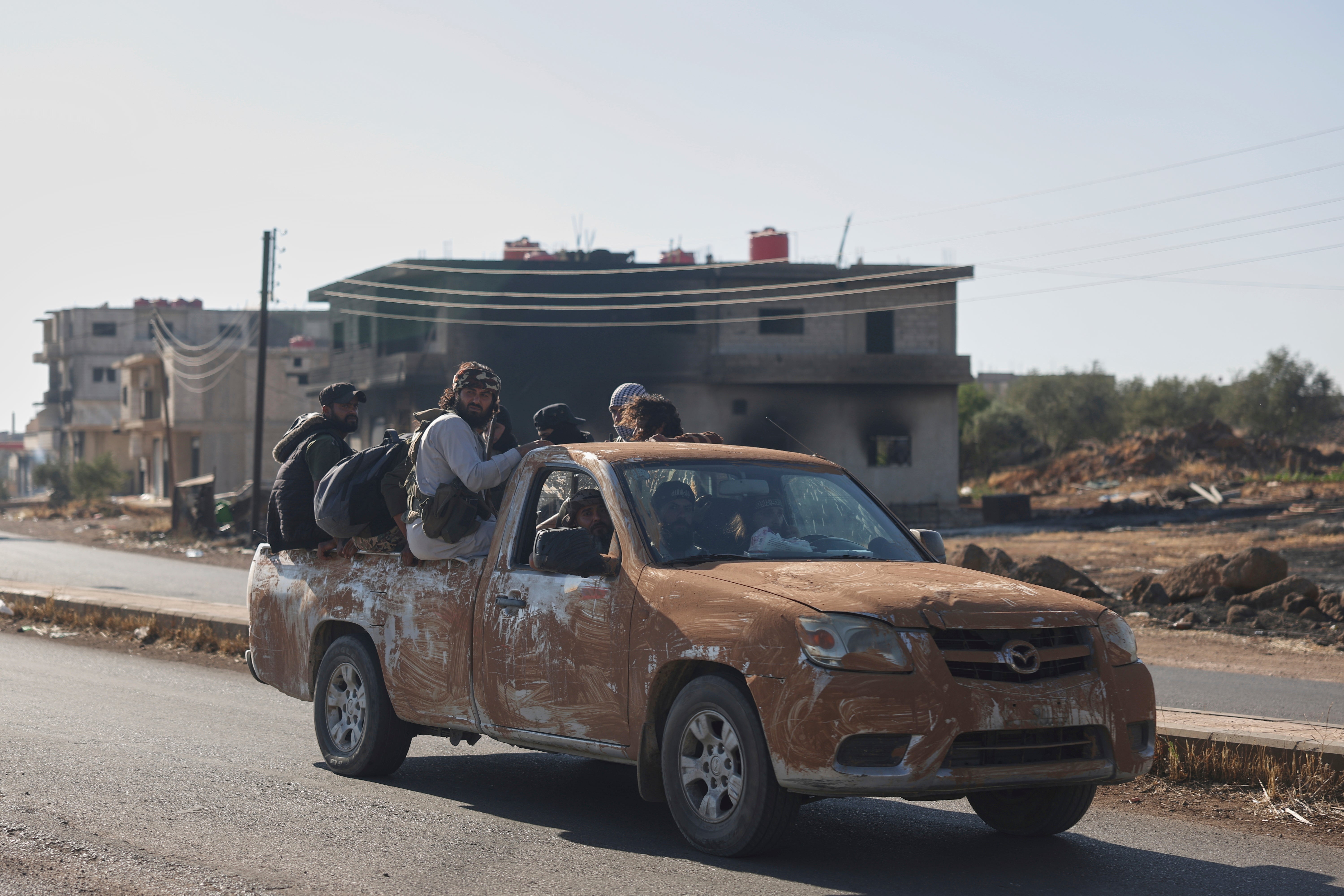 Bedouinovi borci voze se u kamionu u selu Mazraa na periferiji grada Sweida u južnoj Siriji 19. srpnja 2025.