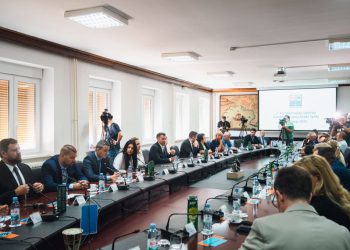 TKO JE 16. RUKA? Ivošević: “Matijević i Prnjak sad imaju nešto zajedničko. On novinarima dostavlja slike krivotvorenih whatsapp poruka, a ona novinarima dostavlja slike krivotvorenih glasačkih listića”