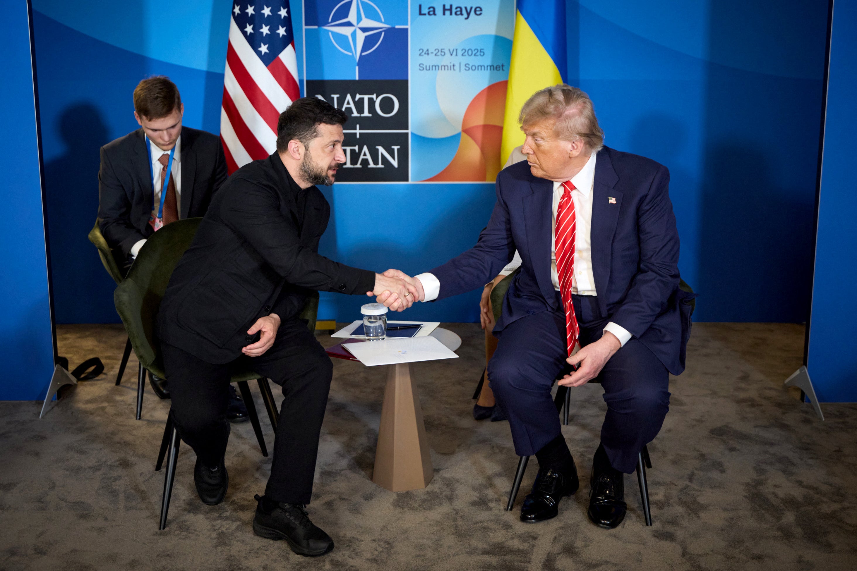 Datoteka: Ukrajinski predsjednik Volodymyr Zelensky (L) ruši se s američkim predsjednikom Donaldom Trumpom (R)