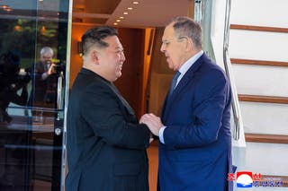 Sjevernokorejski čelnik Kim Jong Un rukuje se s ruskim ministrom vanjskih poslova Sergei Lavrov tijekom sastanka u Wonsanu