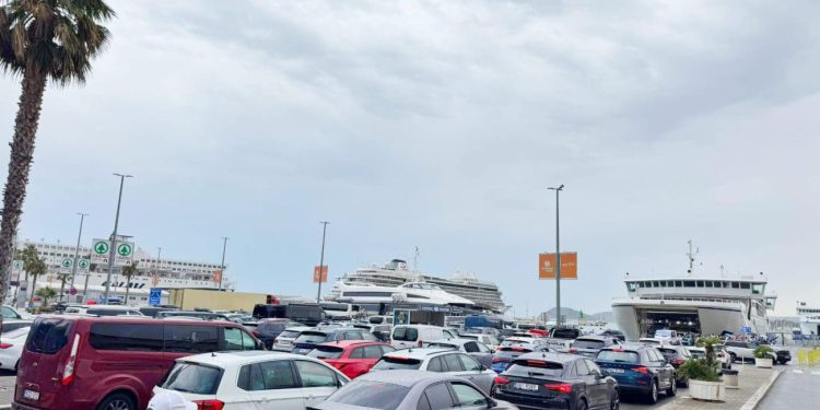 TRAG U BESKRAJU Pogledajte navalu na trajekt koji kreće prema Korčuli