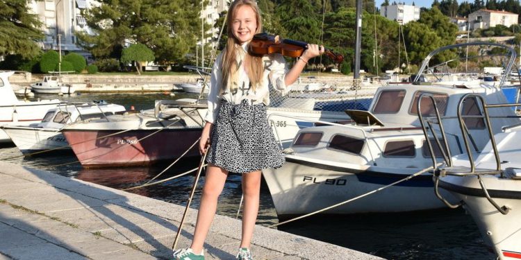 Talentirana mala violinistica Ana iz Ploča voli Vivaldija, a ni rukomet joj nije stran
