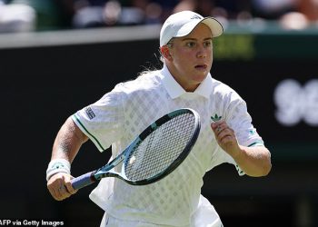 Tata Sonaya Kartala posjeduje trgovinu s kebabom, ona voli tetovaže i nosi retro vrećaste bijelce – britanski talent u usponu je najnevjerovatnija zvijezda Wimbledona, piše Matthew Lambwell