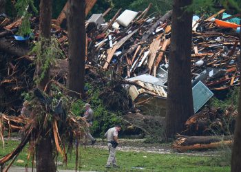Teksas je poplavio najnovija ažuriranja: Najmanje 82 mrtva i 10 djevojčica koje su još uvijek nedostajale kao najteže pogođena područja za veće poplave za više bljeskalica