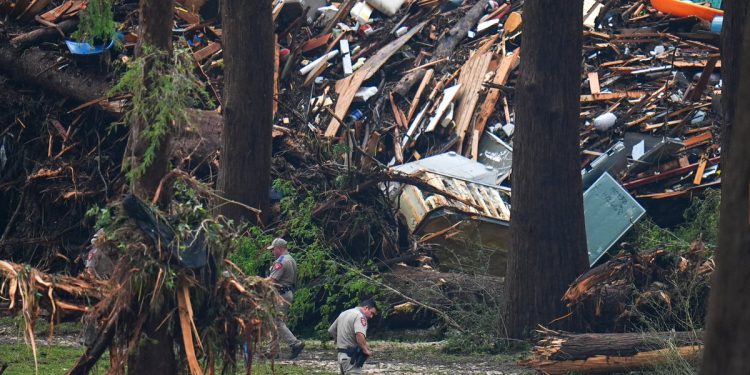 Teksas je poplavio najnovija ažuriranja: Najmanje 82 mrtva i 10 djevojčica koje su još uvijek nedostajale kao najteže pogođena područja za veće poplave za više bljeskalica