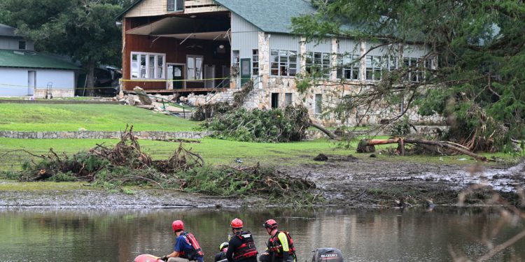 Teksas poplava ažuriranja uživo: Kamp mistični vođa čekao je jedan sat nakon što je “opasno poplavio” poplavu na evakuaciju
