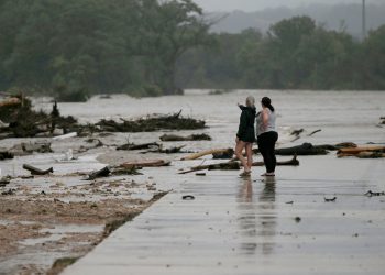 Teksaške obitelji mole se za informacije o više od 23 djevojke koje su nestale iz ljetnog kampa nakon poplava