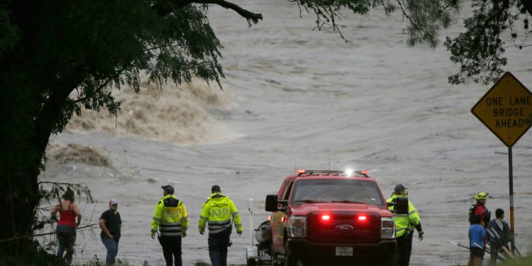 Teksaške poplave: Najmanje 24 mrtva i više od 20 djece koja su nedostajala iz ljetnog kampa