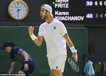 Teniski šefovi bez spina darovali su propagandu Vladimiru Putinu prisiljavajući Wimbledona da pusti Ruse kako igraju, piše Ian Herbert