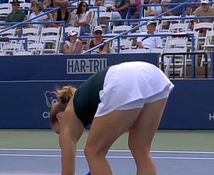 Tenniska zvijezda bizarnog trenutka spašava grešku na terenu – samo da bi se tiknula samo nekoliko sekundi kasnije