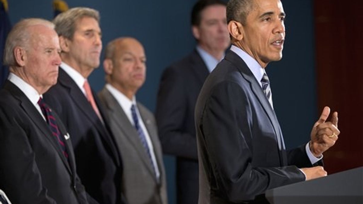 Predsjednik Barack Obama govori u Nacionalnom centru za borbu protiv terorizma u McLeanu, Va, u četvrtak, 17. prosinca 2015., pridružujući mu se s lijeve strane ,, potpredsjednik Joe Biden, državni tajnik John Kerry, ministar domovinske sigurnosti Jeh Johnson i direktor FBI -ja James Comey. Predsjednik je rekao da američki obavještajni i protuteroristički profesionalci nemaju nikakve posebne, vjerodostojne informacije koje sugeriraju teroristički napad na SAD tijekom praznika. (AP Photo/Pablo Martinez Monsivais)