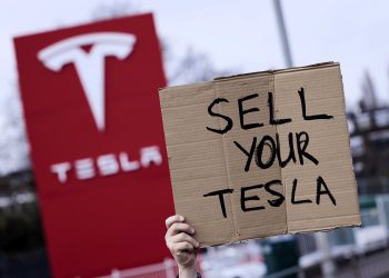 Teslin povijesni pad pod Elonom Muskom u sedam ljestvica