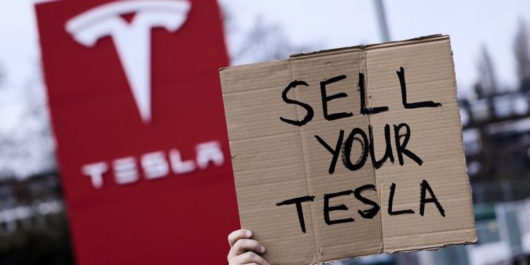 Teslin povijesni pad pod Elonom Muskom u sedam ljestvica