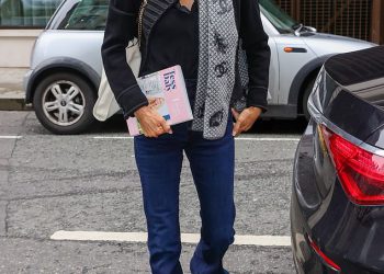Tess Daly, 56, otkriva da se još uvijek uklapa u traperice iste veličine koje je nosila u svojim 20 -ima, unatoč tome što se nikad nije dijetila